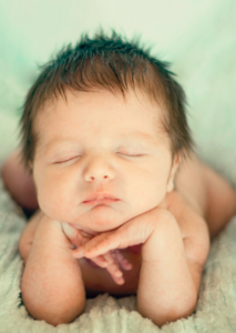 Dès la naissance, un bébé est extrêmement sensible à son environnement. Il ne comprend pas encore les mots, mais il perçoit très bien les émotions, les tensions et l’ambiance qui l’entourent.