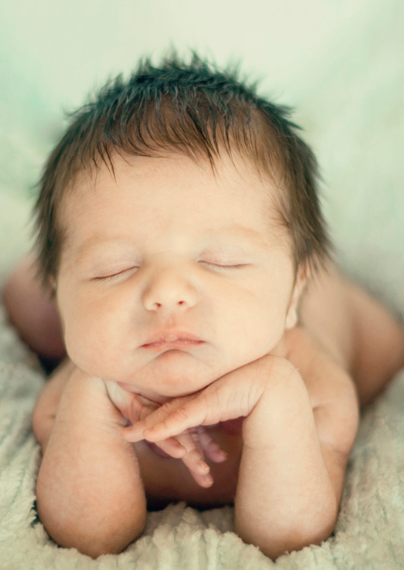 Dès la naissance, un bébé est extrêmement sensible à son environnement. Il ne comprend pas encore les mots, mais il perçoit très bien les émotions, les tensions et l’ambiance qui l’entourent.