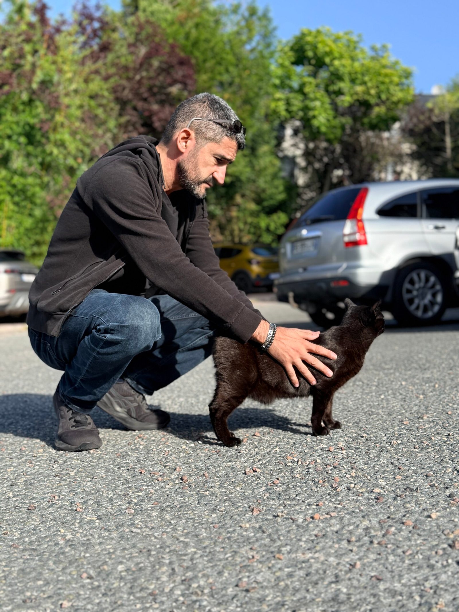 Lionel Roubine, guérisseur magnétiseur, avec un chat