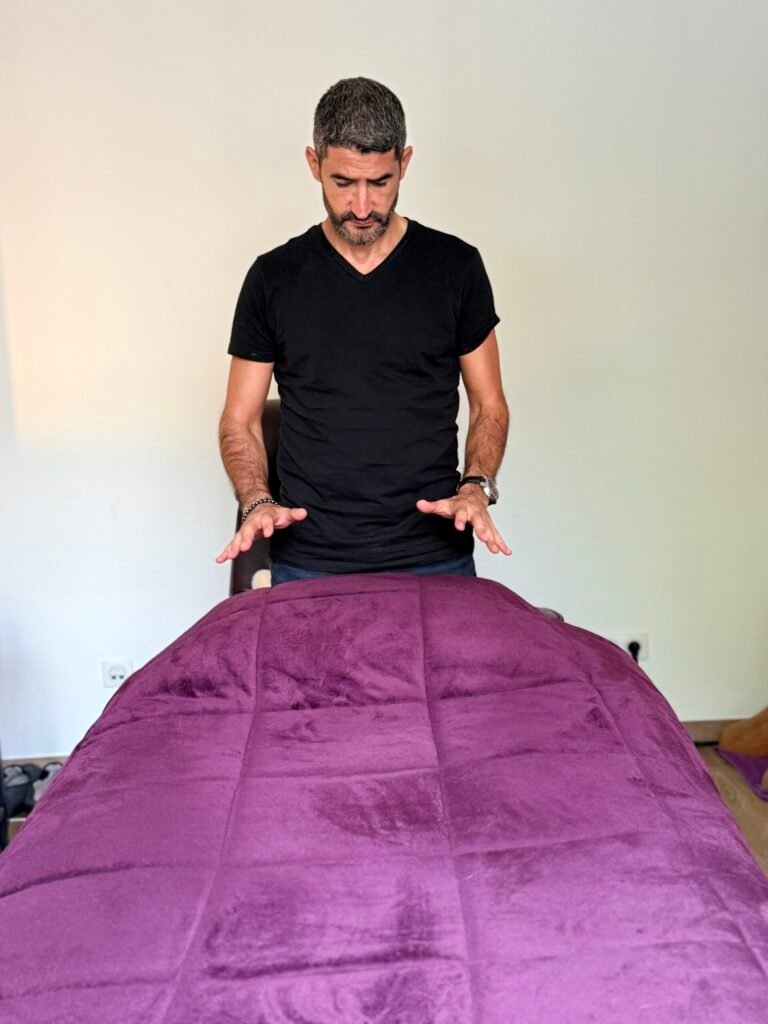 Lionel Roubine / Guérisseur Magnétiseur et Coupeur de feu, mains ouvertes au-dessus de la table de séance