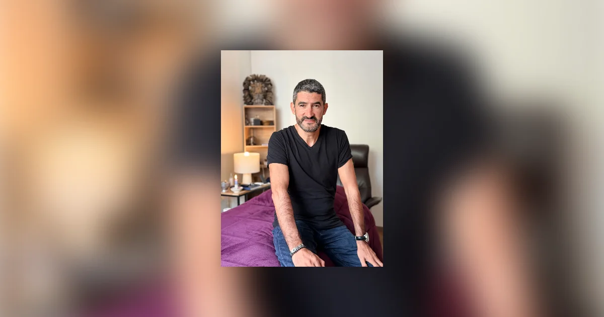Lionel Roubine dans son cabinet de magnétisme au Perreux-sur-Marne