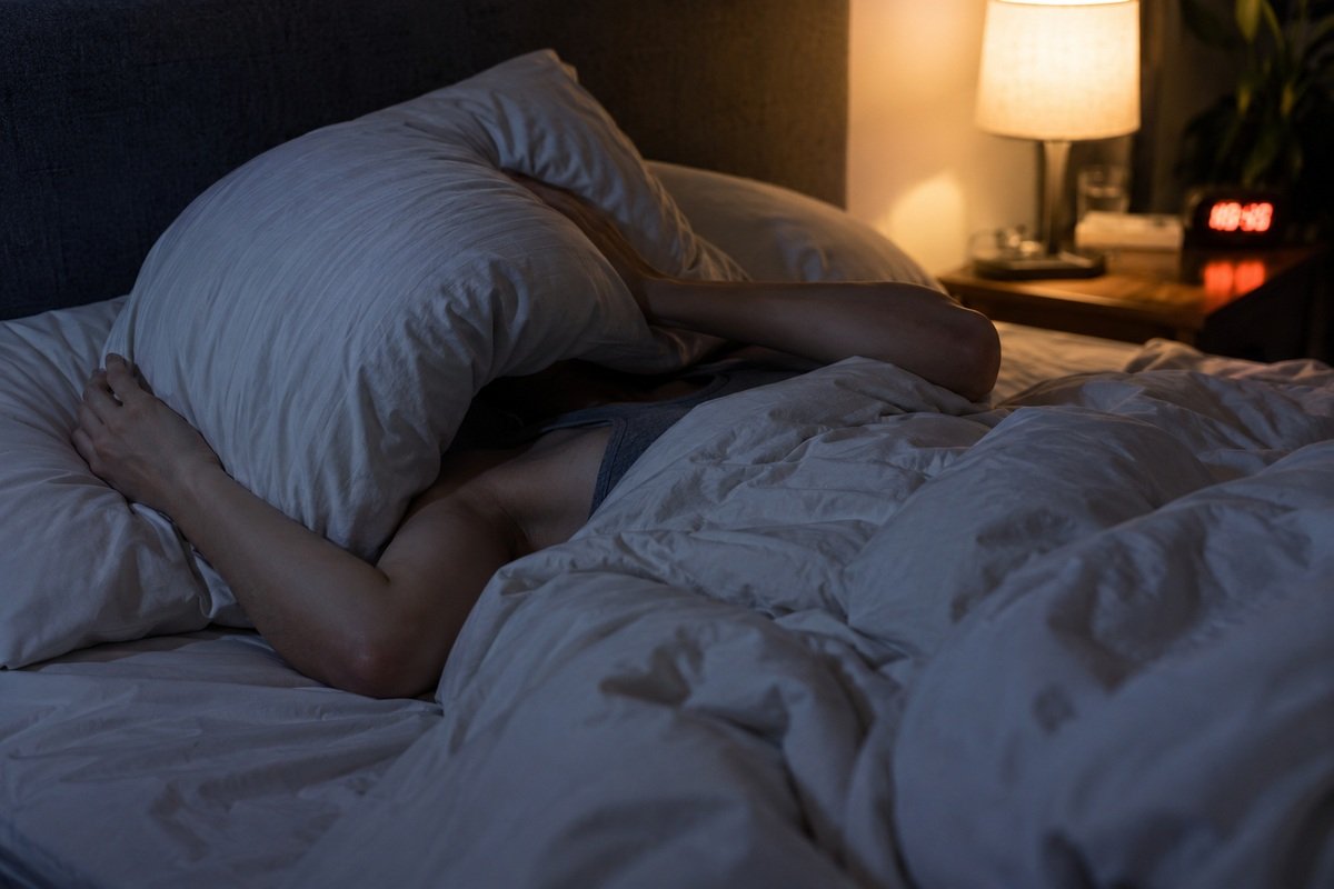Personne la nuit, un oreiller sur la tête