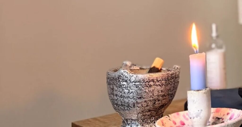 Bougie allumée au cabinet de Lionel Roubine, coupeur de feu