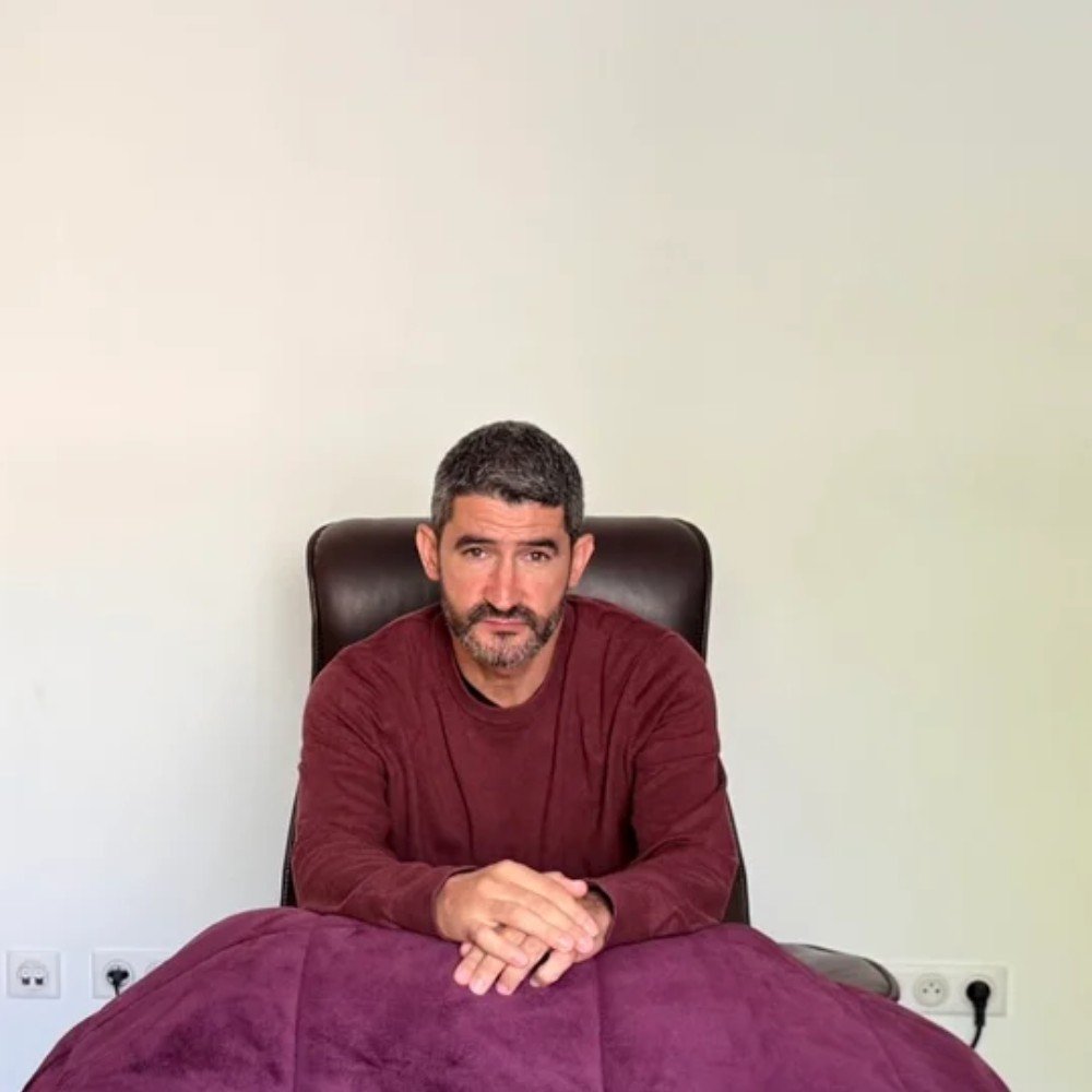 Lionel Roubine assis derrière la table de séance dans son cabinet du Perreux-sur-Marne